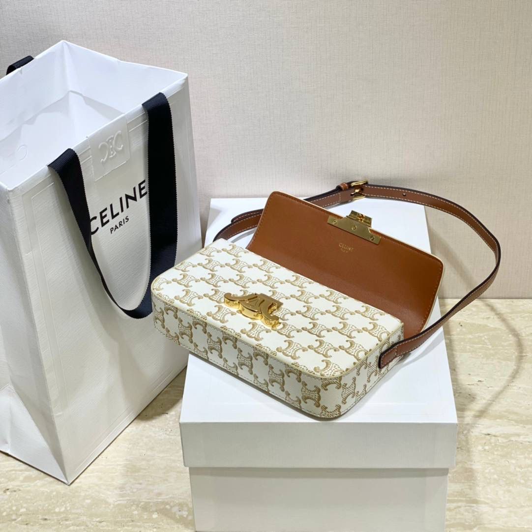 🔥大货实拍图 𝗖𝗘𝗟𝗜𝗡𝗘 ♥ 𝗧𝗥𝗜𝗢𝗠𝗣𝗛𝗘 𝗦𝗛𝗢𝗨𝗟𝗗𝗘𝗥 𝗕𝗔𝗚 感觉这两年𝐂𝐞𝐥𝐢𝐧𝐞是不是打开了任督二脉！出的包是越来越绝了！新款凯旋门腋下包简直惊喜爆棚！确认过眼神是我想要的包！必须要拥有的那种❗️ 型号：194142 尺寸：20*10*4cm