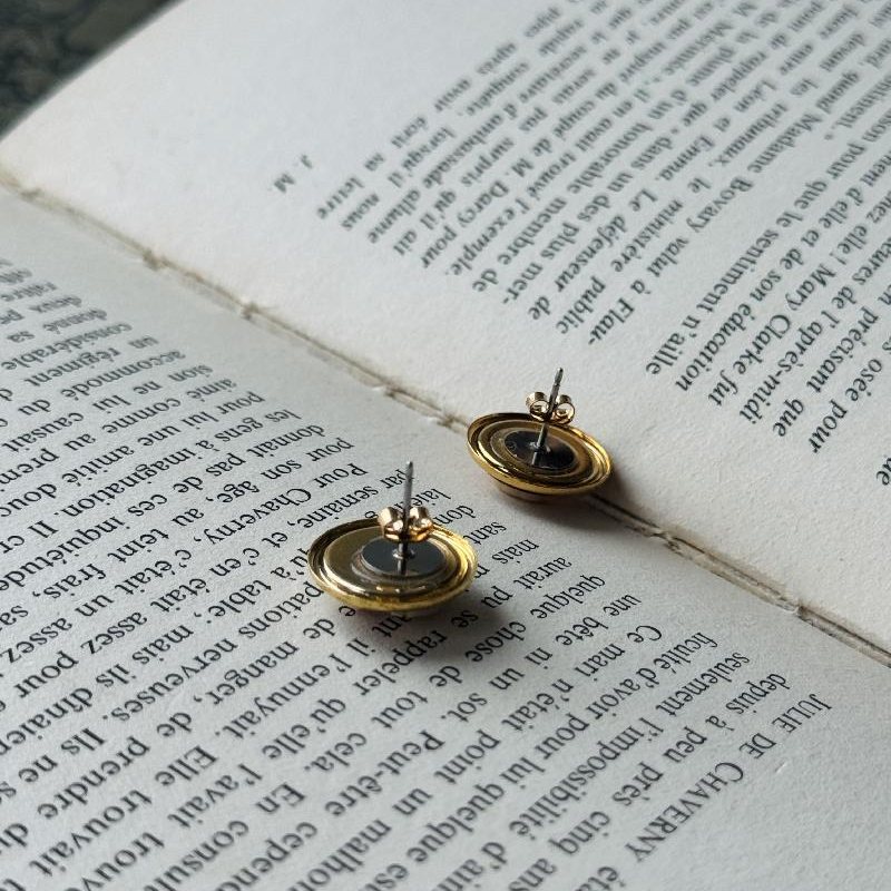 Vintage Elegant Faux Pearl Set in Gilt Frame Stud Earrings (MT2411)