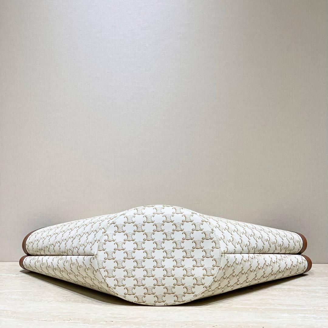 🔥大货实拍图 𝗖𝗘𝗟𝗜𝗡𝗘 ♥ 𝗧𝗥𝗜𝗢𝗠𝗣𝗛𝗘 𝗖𝗔𝗕𝗔𝗦 𝗖𝗢𝗨𝗙𝗙𝗜𝗡 新款米色老花，搭配棕小牛皮和棕色logo，扇形的设计整个包法式随性休闲风情中带一丝优雅💃型号：196262 尺寸：67*30*19cm