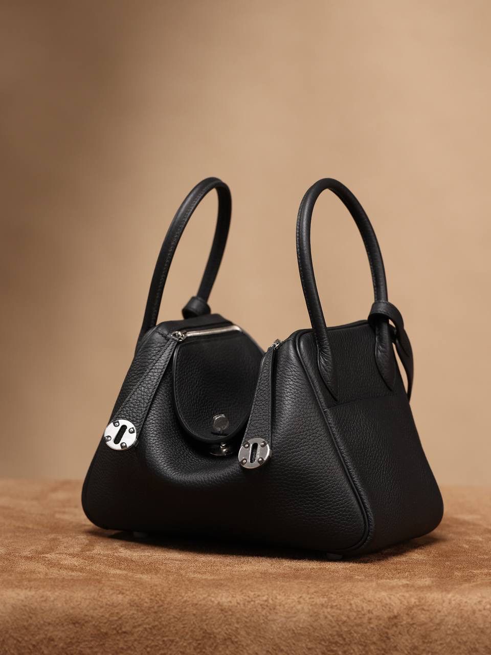 Hermes 爱马仕 Lindy 26cm 黑色银扣👜✨ Lindy 独家渠道货 独家欧洲原厂皮原厂五金组装的ZP尾单货 尺寸：26*18*14 cm Lindy是采用原厂的正品TC皮，什么是TC皮？ 爱马仕专用的clemence,简称tc皮，是Hermes最受欢迎的皮革之一，颜色会比Togo少一些，但是纹路比Togo细腻，含油更高，更软，因此稍稍有些下垂感的特点。欣赏独家货源的美 闭眼入😍🔥