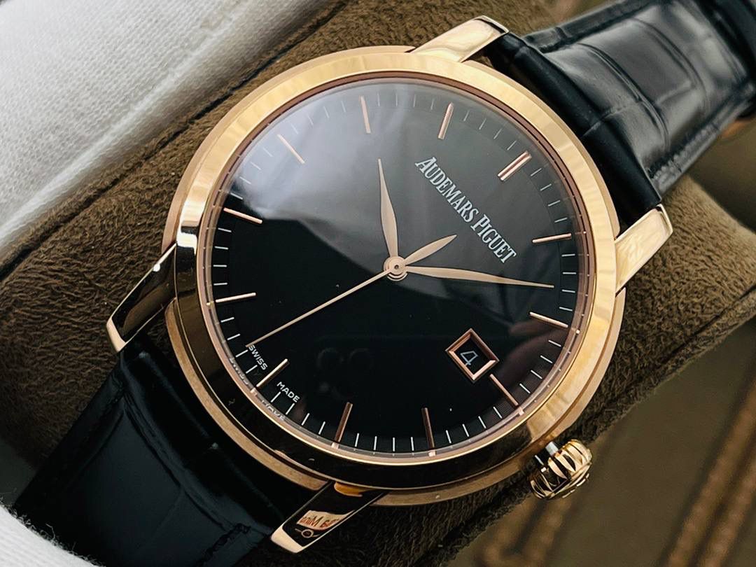 原版开模 市场最高版本 爱.彼 JULES AUDEMARS系列男士腕表！ 1⃣️机芯型号：2824改3120自动机械，透底设计！稳定零返修！ 2⃣️表径41毫米！ 3⃣️大三针简约表盘！ 4⃣️316L精钢壳套！