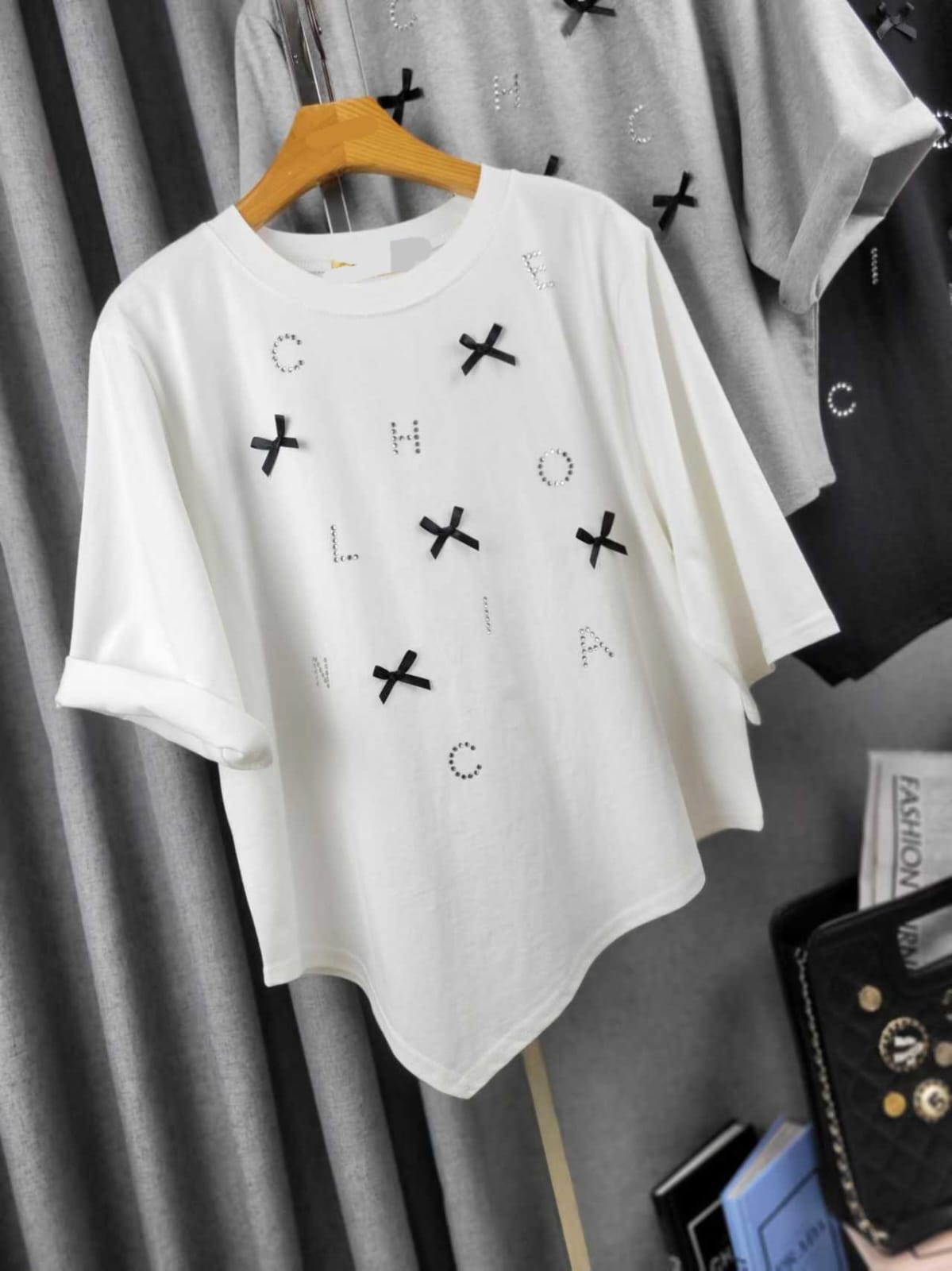 🎀【不規則美學】蝴蝶結刺繡字母短袖 Tee