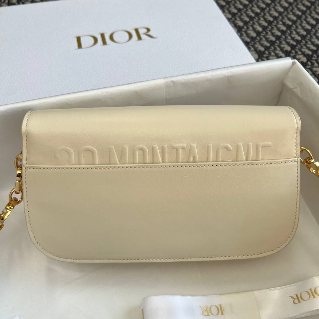 30 MONTAIGNE AVENUE 手袋 灰象牙色光面牛皮革👜✨ 独家渠道货 独家蒙田腋下包白色珐琅扣 尺寸：22.5 x 12.5 x 6.5 厘米 这款 30 Montaigne Avenue 手袋采用典雅的设计，提升此经典系列的格调。 采用黑色光面牛皮革精心制作，圆角翻盖曲线精致，饰以复古金色饰面金属 CD 扣环，灵感源自 Christian Dior 香水瓶的封口。 背面饰以压花 30 Montaigne 标志，搭配由金色饰面金属和与皮革同色调的珐琅链环交替组成的经典链条。 褶层设计，空间宽敞，廓形精致，可手提，肩背或斜挎。