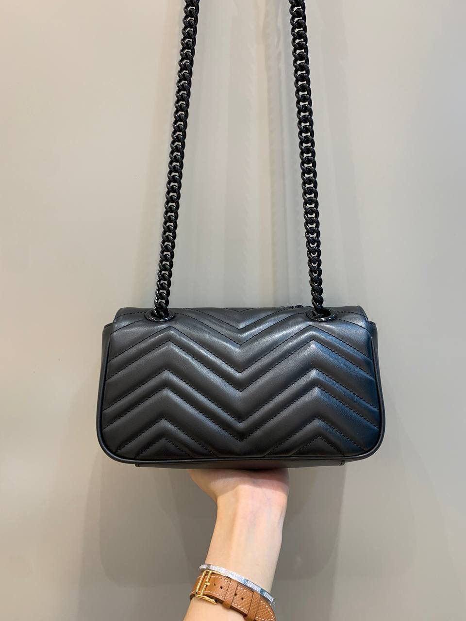 新背景实拍正品级 。马卡龙颜色：黑色22cm 正品售价！！这个黑色没想到实物这么酷😎，比经典款个性太多了，五金的金属质感很厚重，皮料质感更多没得说，一眼就爱上的颜色，这样的搭配真的是一眼入坑‼️ 型号446744；尺寸22/13/6cm