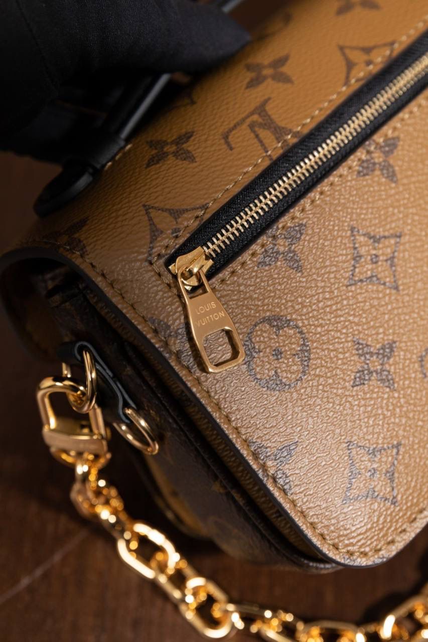 LV小邮差🎀 用的是 A+ 级全钢五金，亮亮的很有质感；再加上进口高弹面料，摸起来舒服，有弹性又有光泽，真的很加分咯 ✨ 渠道货包装，简单大方不浮夸。尺寸 21.5 × 13.5 × 6cm，小小一只但很实用，出门背刚刚好 👜