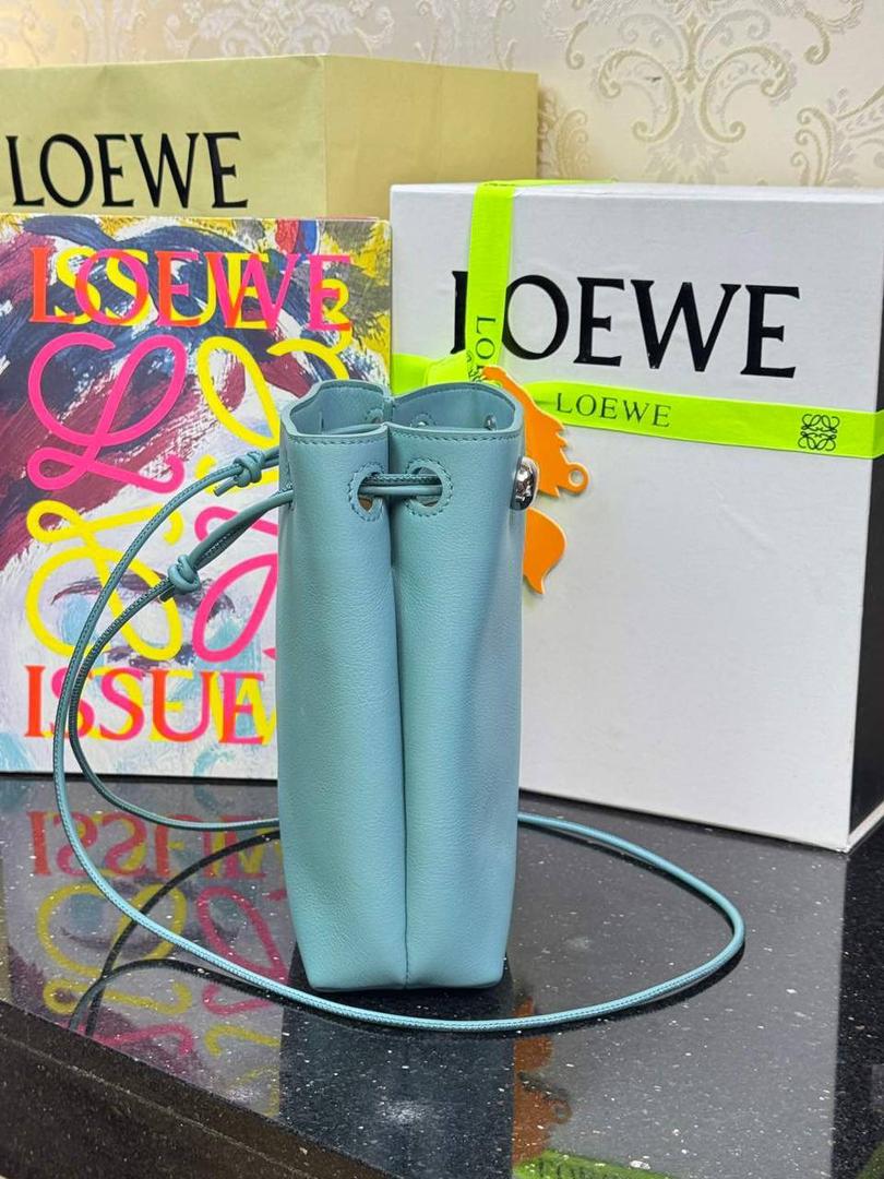 🎈（全钢）新款𝗣𝗲𝗯𝗯𝗹𝗲 𝗽𝗼𝘂𝗰𝗵手机包 ——【水蓝色到货💕】 尺寸：𝟮𝟭.𝟱-𝟭𝟳-𝟳𝗰𝗺 编码：652406 👉🏻采用进口纳帕小牛皮材质•包包手感超级舒服柔软•自重超轻。 👉🏻正面装饰两颗闪亮的𝗽𝗲𝗯𝗯𝗹𝗲配饰•精致可爱时髦•可调节肩带•腋下单肩斜跨皆🉑。 容量超大•可容纳5到6部手机•日常出行一个包就够啦😍