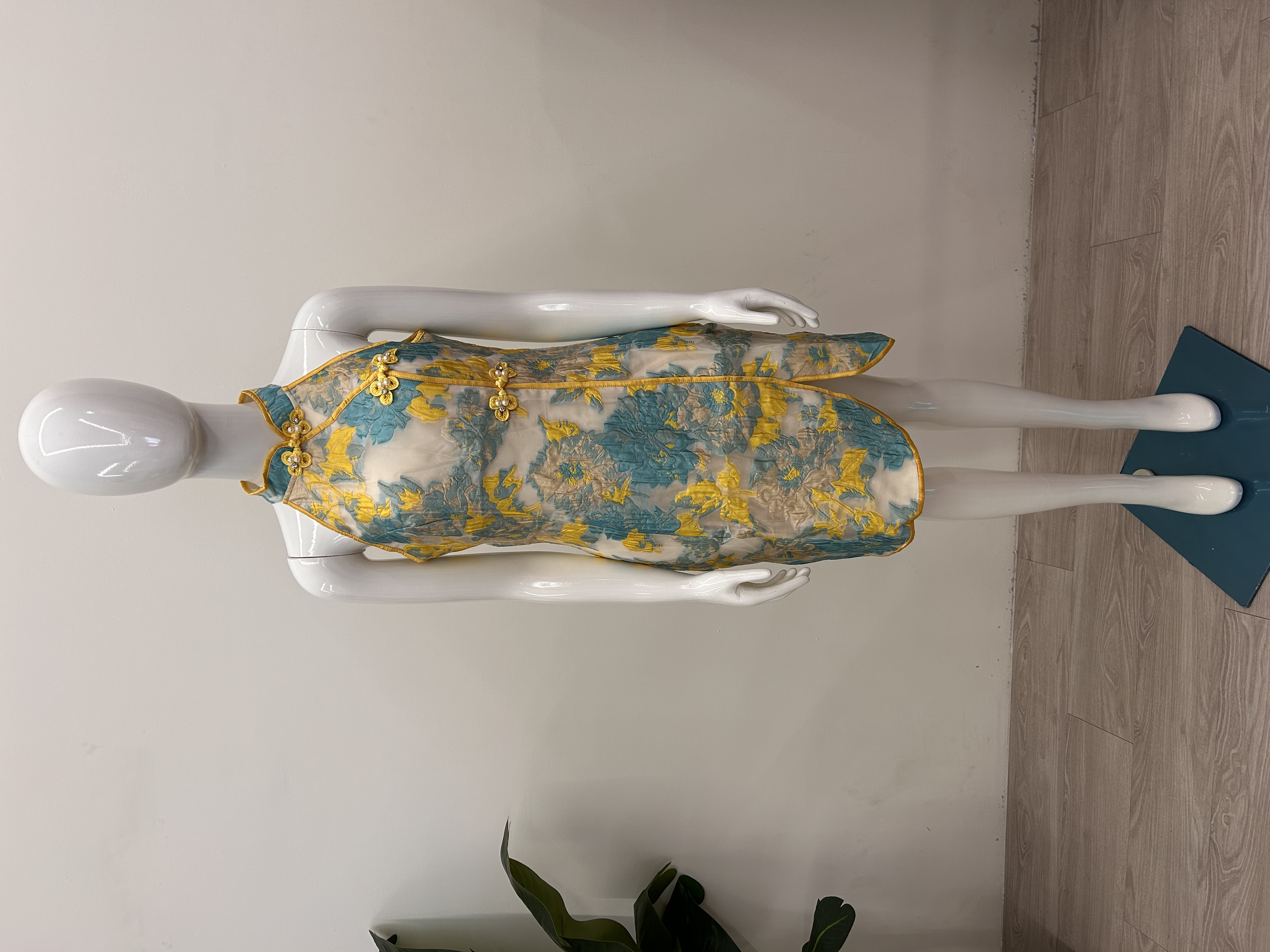 579.WB Embroidered Cut-In Qipao