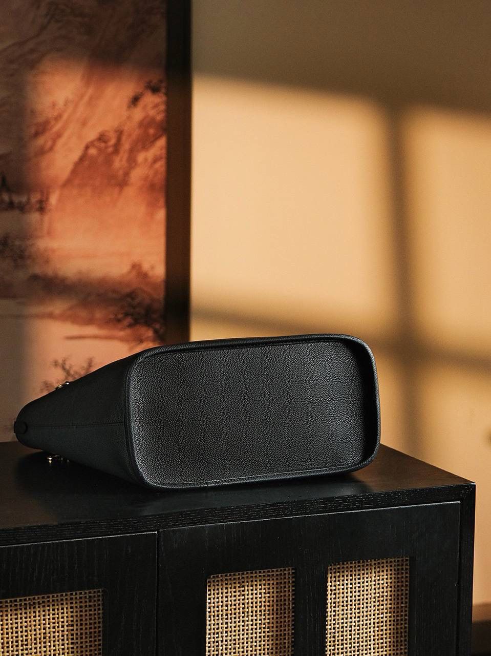 𝐍𝐄𝐕𝐄𝐑𝐅𝐔𝐋𝐋芯片菱形跳动码购物袋系列👜✨ 被称为“百搭之王” 一包多变且能满足各种穿搭需求的𝑵𝒆𝒗𝒆𝒓𝒇𝒖𝒍𝒍购物袋， 老花经典元素搭配上百搭进口颗粒牛皮，正反两用➰ 上身一秒爱上，通勤实用满分好评，颜值还属于耐造耐看简直就是“性价比之王”😍💯 五金材质：厚镀纯钢五金 皮料材质：法国原厂皮面料【芯片版】 尺寸详情：𝟐𝟖*𝟏𝟒*𝟑𝟏𝐜𝐦