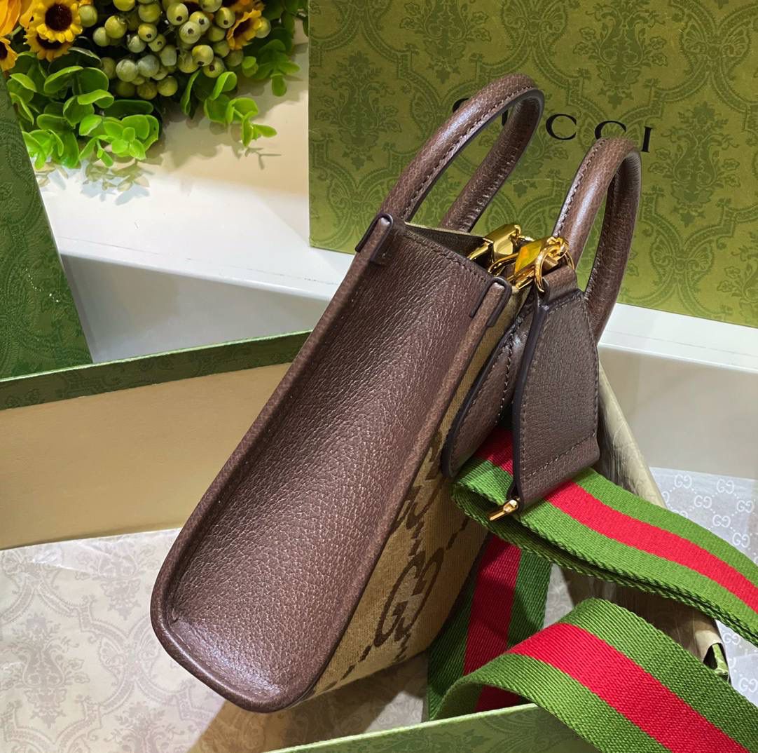 ✈️✈️✈️🔥帆布双G 托特包 # ▫️型号：699406 ▫️尺寸：20*16*7cm 全网火爆📍琴谱托特包Jumbo 无论是外形还是质感都非常棒，简洁的外形，全新的Jumbo双G帆布➕棕色原厂皮牛皮❗️颜色上丰富了层次，也更显得妩媚优雅。完全不踩雷的包型、直接bi眼入[666]