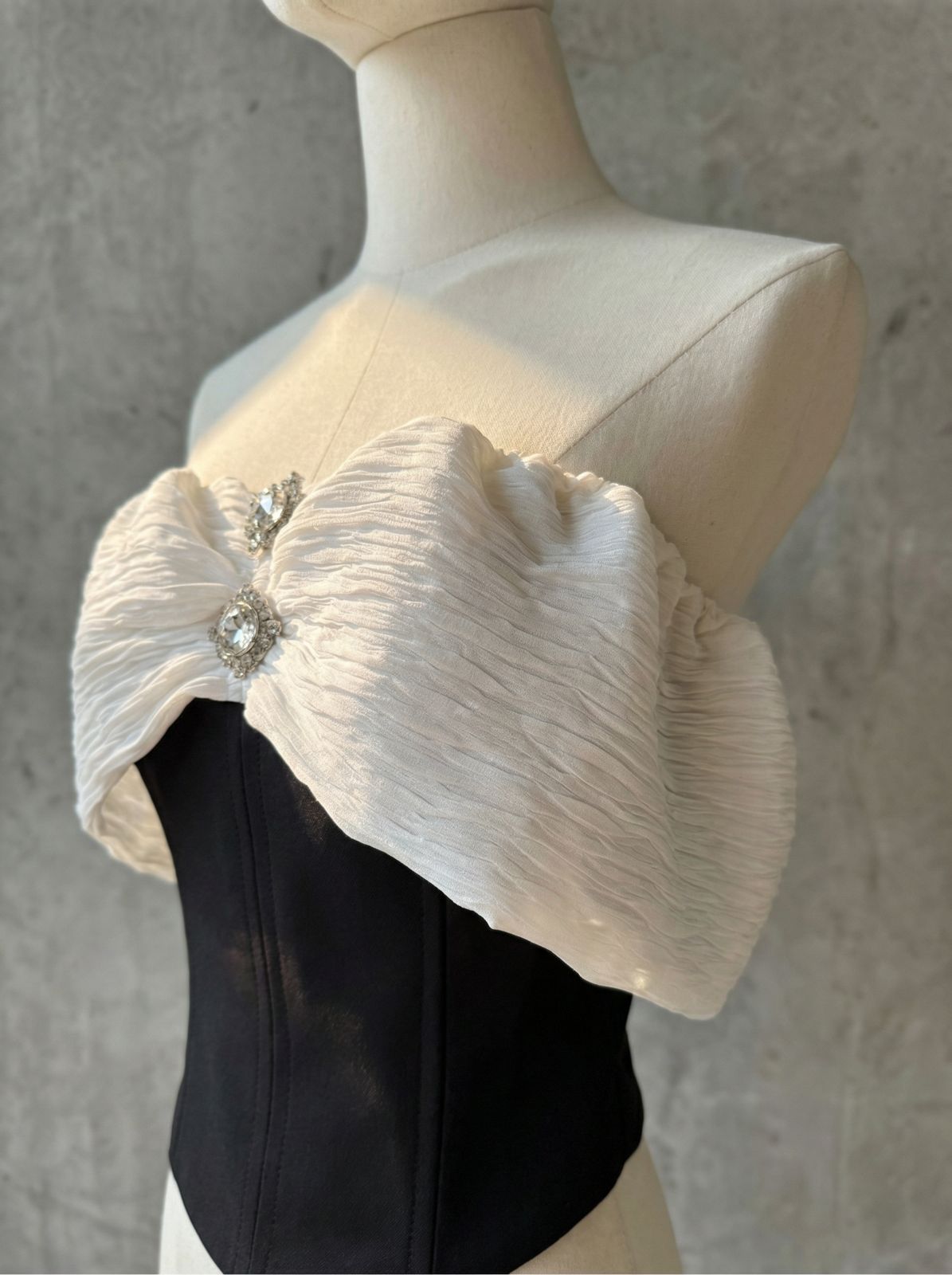 優雅露肩寶石裝飾上衣