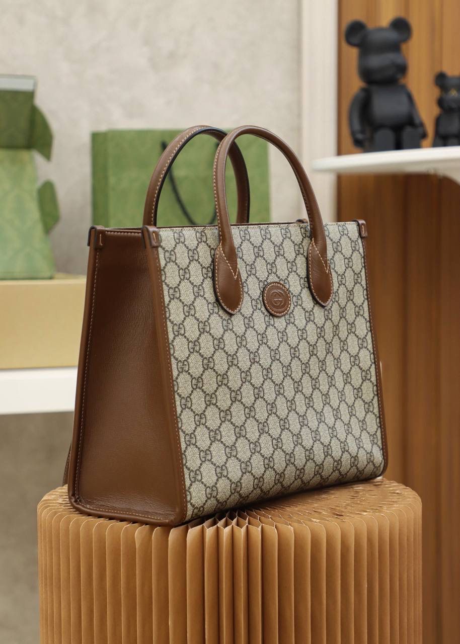 𝙂𝙂 𝙏𝙤𝙩𝙚 正品皮 #659983# ✔️尺寸：31*26*14cm 这一届的托特造型，又掀起了一阵大家的欢呼声，这设计师，简直太懂大家了，托特的造型，已经被大家深受喜爱，这复古独特的味道，更加绝了，干净利落的造型，简直男女都可以拥有，现在的设计师，不仅在造型上做到了顶峰，更是满足日常男女的需求，大容量的容纳设计，更是在外观且实用性上并存！👜✨