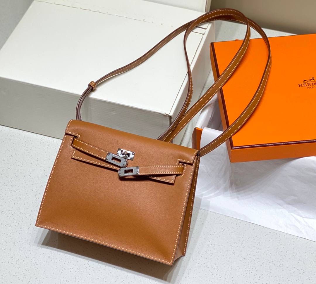 『金棕色·银』 ‘’Kᴇʟʟʏ ᴅᴀɴsᴇ • Evercolor 🎀 时尚圈就是一个圆！ 最厉害的就是六种背法： 斜背、侧背、肩背、腰包、背包、手包 集美们一定要安排起来‼️ 22Cm