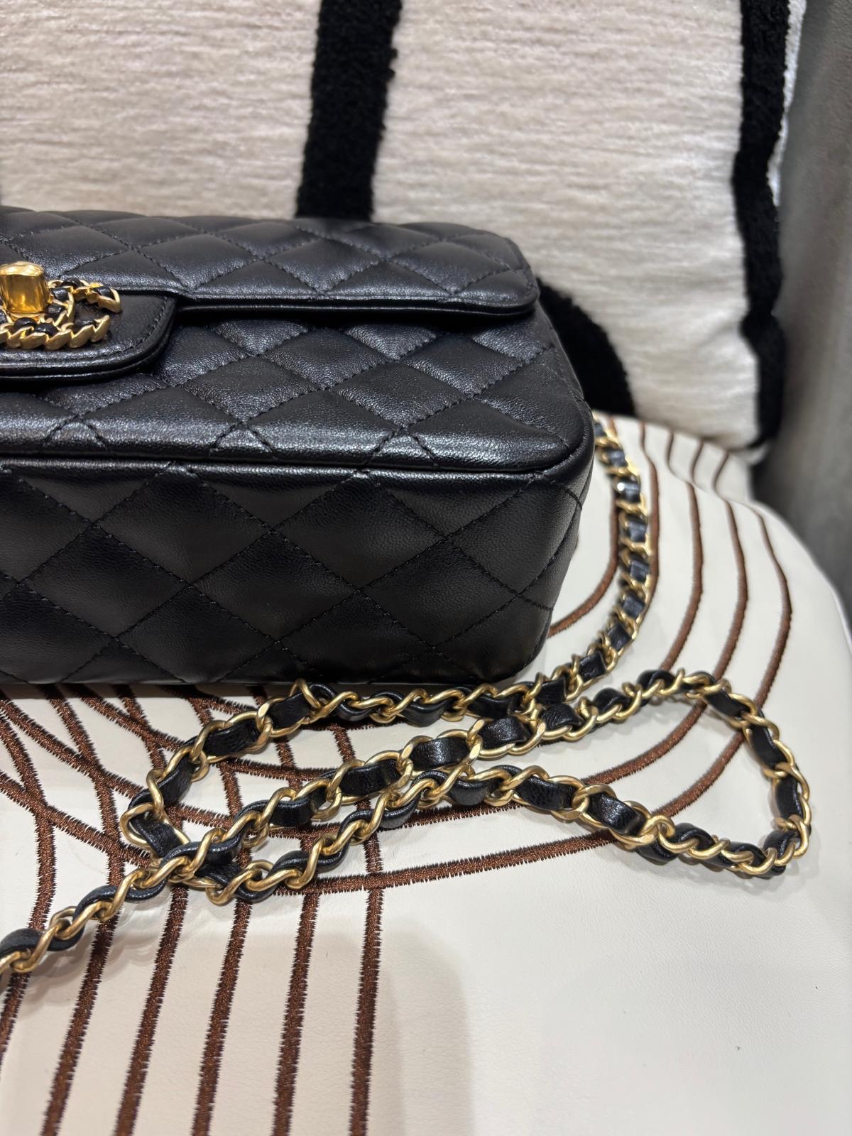 未使用品 Chanel flap bag with handle 黑色牛皮金扣留空手柄 24C，100%Authentic, 99%New unused  ✅收據✅晶片✅Dust bag✅box