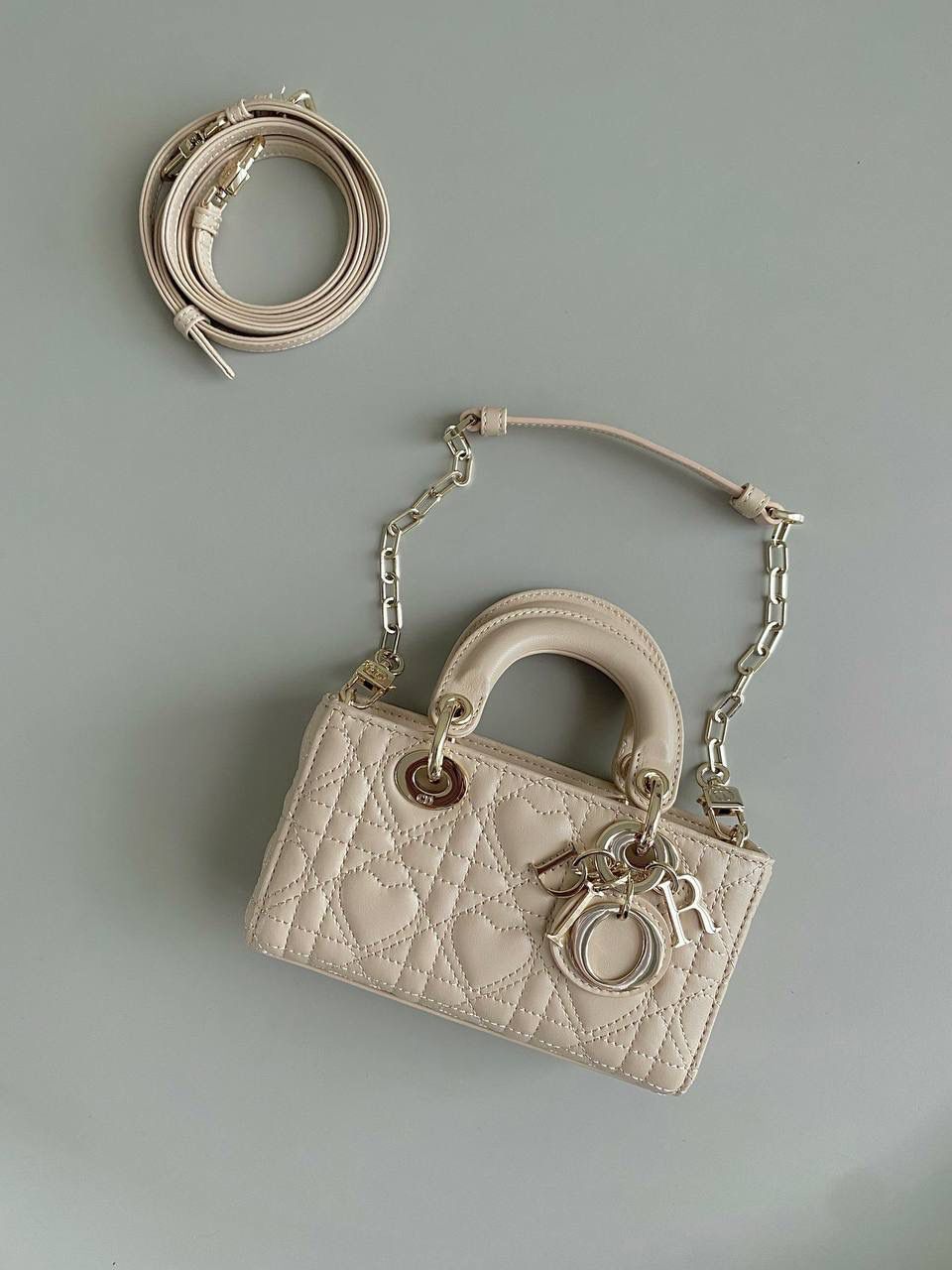 胭脂米色🤎超迷你 𝗗𝗶𝗼𝗿 𝗗-𝗝𝗼𝘆 𝗯𝗮𝗴七夕爱心款 时尚果然就是轮回，回归了一把中古戴妃 长方包形，短链条➕细长肩带直接封神！！ 复古时髦感超强，真是什么场合都可以把住 绝对是lady中的天花板了，强势出圈啦姐妹们😍🤩 17.5×10.5×6cm