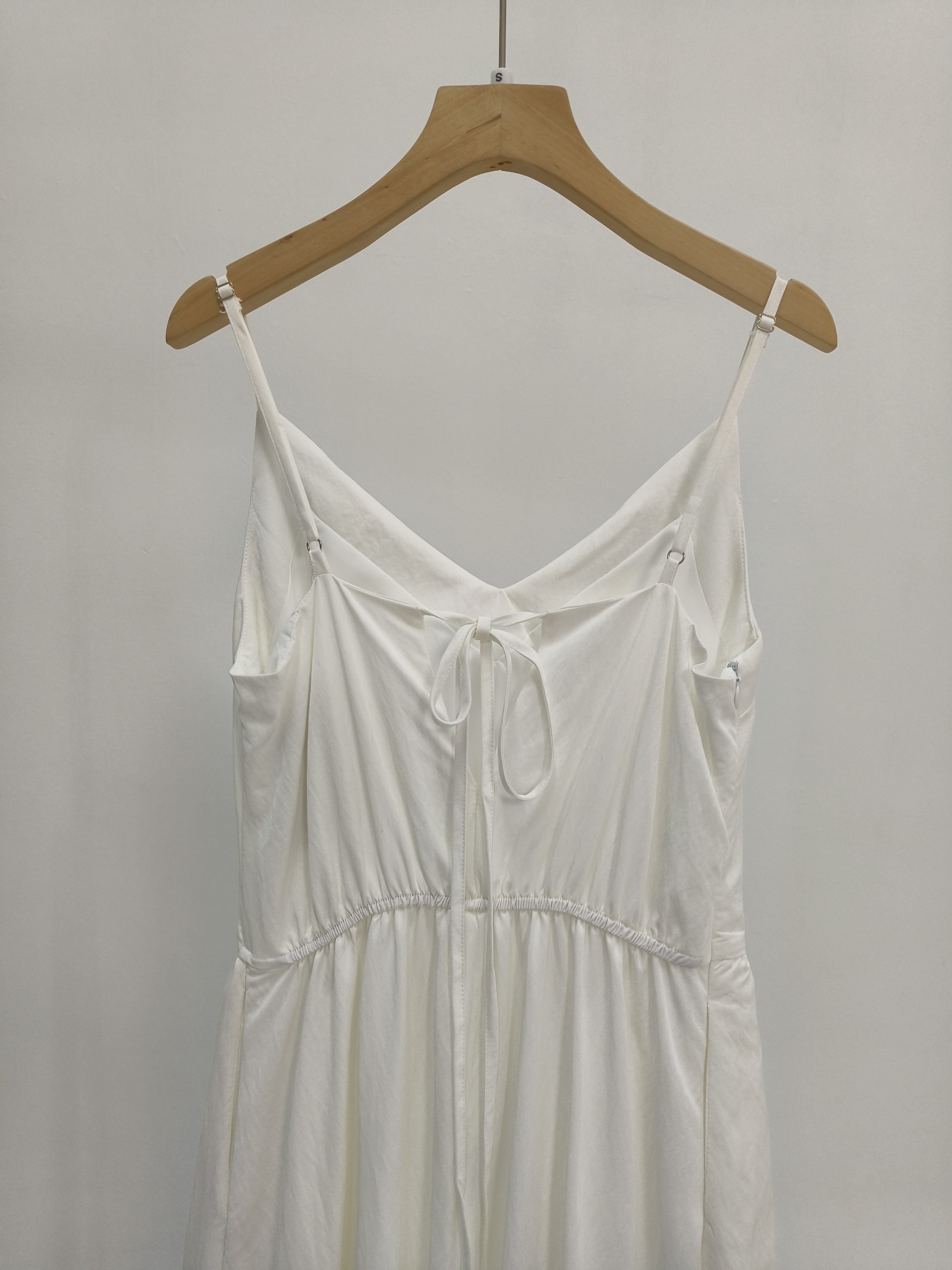 白色简约吊带连衣裙