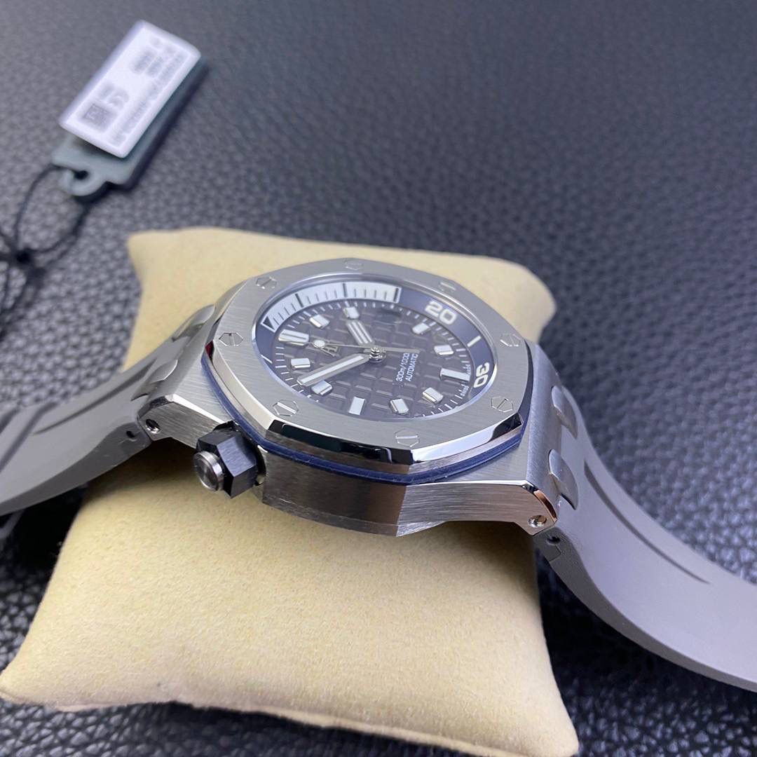 新款亮相 爱彼潜水表——新款爱彼15720！腕表尺寸42mmX14.2！ 1:表壳采用精钢表壳，搭配防眩光处理蓝宝石水晶玻璃表镜和表底，黑色陶瓷旋入式表冠，全部数据材质采用正品扫描对标。 2:机芯采用9015改全新的Calibre 4308自动上链机芯，走时稳定，无售后忧虑 3:独家最强机芯夹板打磨，更加立体。全新特调陀片颜色 4:最人性化的活动头粒缓冲，确保吻合正品 5:表盘镌刻“Méga Tapisserie”超大格纹装饰，搭配荧光立体时标和皇家橡树指针，黑色旋转内表圈搭配米色0至15分钟区域 6:采用进口夜光填充，最持久的夜光和最齐的内应刻度 7:原装一致倍数放大镜日历窗口，超强通透性 8:表带采用最新款开模的进口橡胶带，无论纹路颗粒还是质量全部吻合正品，质感更高级。 功能走时精准稳定！