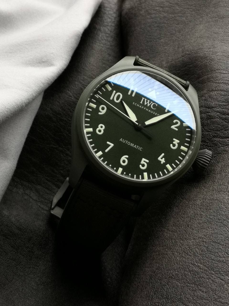IWC 万国 IW3298-02 「森林绿」——全新材质打造，重磅登场 这款万国在巴塞尔表展只展出20枚，就被表友抢光，至今全球仍延迟上市。 我们通过巴西表友，在表展溢价30%才入手一枚，以此开版研发。 经过多次调试，联合日本粉料厂商，做出和正品一致的森林绿气化氧化锆陶瓷表壳，高温烧制后颜色均匀、韧性好、耐摔。 同时顶级字面厂同步制作表盘与指针：表盘森林绿配色，白色数字带细微绿丝，指针颜色与夜光效果均和正品一致。