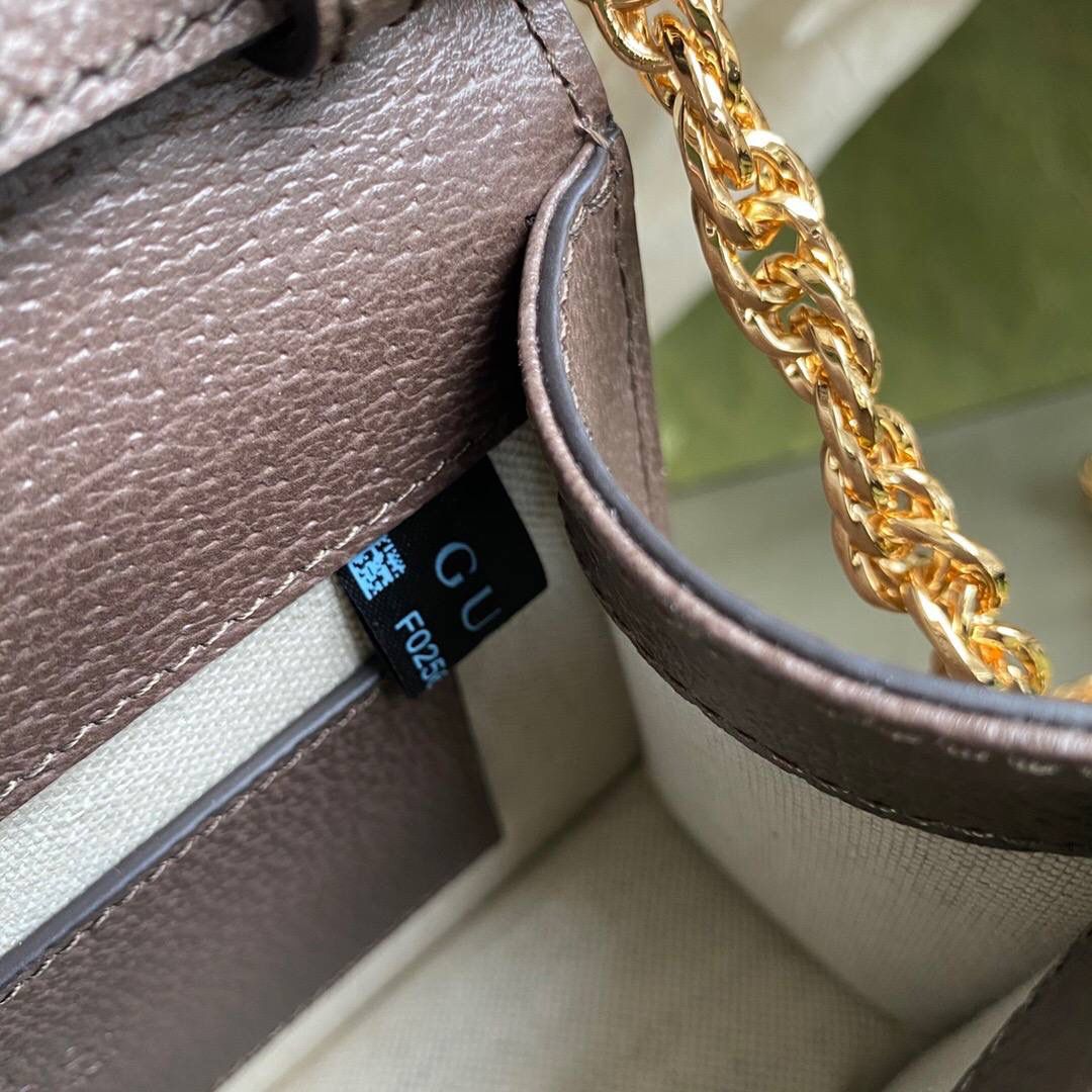 独家特级正品 g696180：尺寸：17.5136cm!全新时装系列用色彩讲述动人的故事。gg supreme帆布是品牌的一款代表性面料，其灵感源自30年代的典藏设计。经典米色和乌木色设计经焕新演绎后，呈现为米色和白色的清新组合🔥🔥