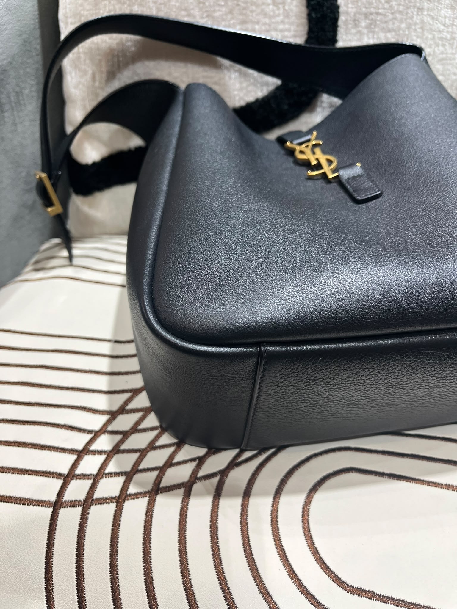 Saint Laurent Le 5 à 7 Supple Small Hobo 100%Authentic,98%New✅Dust bag 