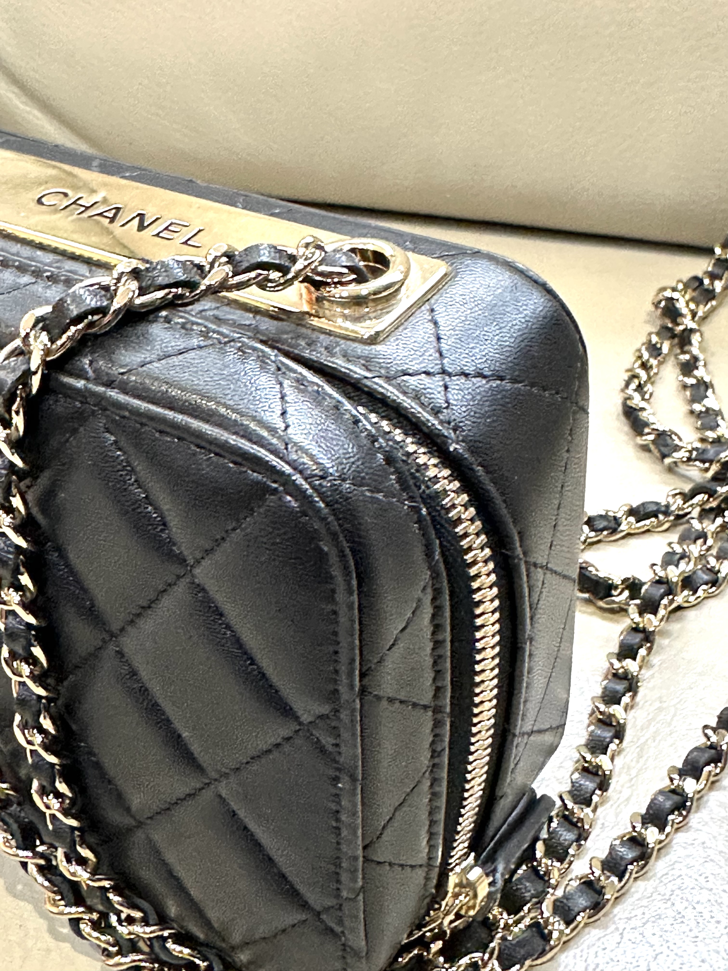 Pre-owned Chanel Pearl Crush Camera Bag / Product Code: 26040502