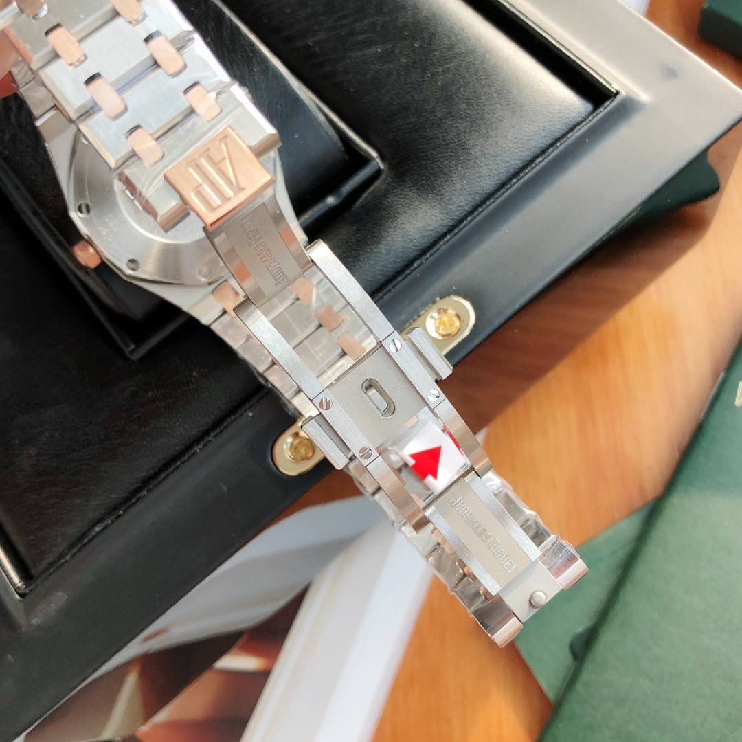 新年好礼！专柜很难买的AP女款到货啦！今天我们介绍的就是爱彼皇家橡树系列中的女士腕表。其官方型号为67650ST.OO.1261ST.01。爱彼皇家橡树系列独有的八角形外观还拥有爱彼独特的设计风格也将女士优雅风格融入其中，深受女士们的爱戴，即使只有33毫米的小尺寸，也将爱彼独有的纯净美感与刚毅线条展现的淋漓尽致。 搭载瑞士石英机芯、拥有实用的日历显示功能，女士们佩戴起来不会显得沉重 配专柜全套包装出售。这种货一般数量不是很多的。数量有限哦😎🚀🔥