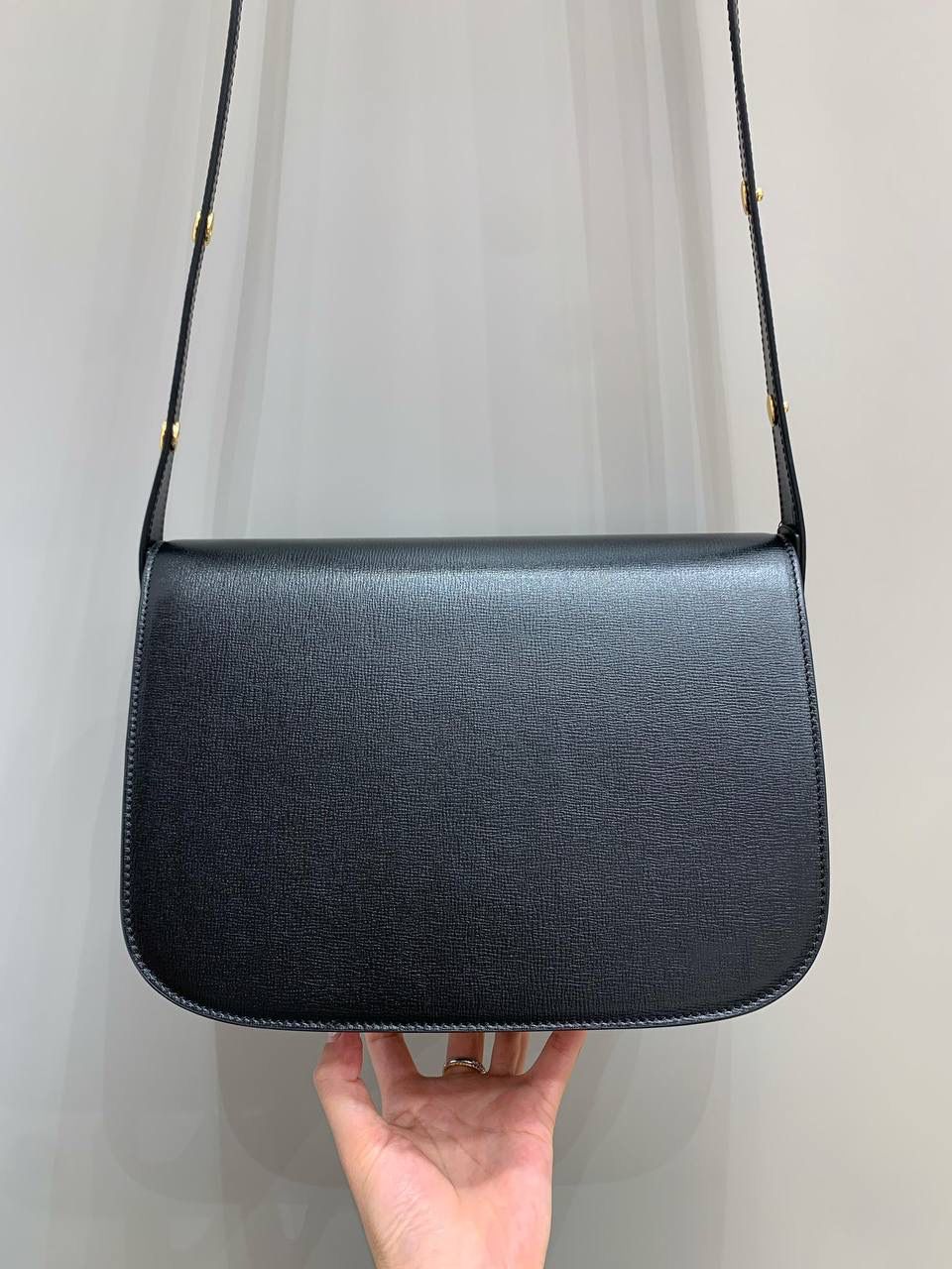 新背景实拍正品级 。Gucc1 Horsebit 1955马鞍包(原厂皮黑色) 销量王🔥全新升级2代马鞍包 马鞍包我真的爱了，火爆程度你们都知道 全新升级版本我相信你们会更加疯狂 肩带做了修改使用起来更加美观 更加立体的版型让马鞍包更加霸气十足 全铜马衔扣五金搭配开发部原厂皮 真的是绝了，拿到手你们都会惊艳！ 虽然出来很久了，但火热程度丝毫不减 国内外博主基本人手一个，搭衣服超赞！ 全新升级版本一定要买一个出去炸街！ 型号 602204 尺寸 25x18x8cm