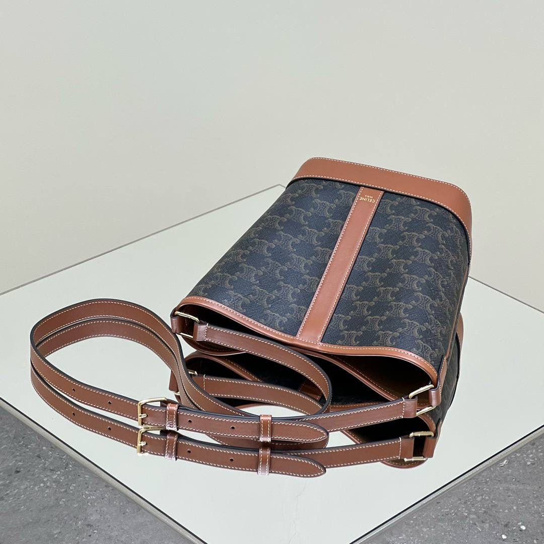 🔥大货实拍图 𝗖𝗘𝗟𝗜𝗡𝗘♥𝗧𝗥𝗜𝗢𝗠𝗣𝗛𝗘 𝗖𝗔𝗡𝗩𝗔𝗦小号水桶 型号：191442 尺寸：30*22*13cm。