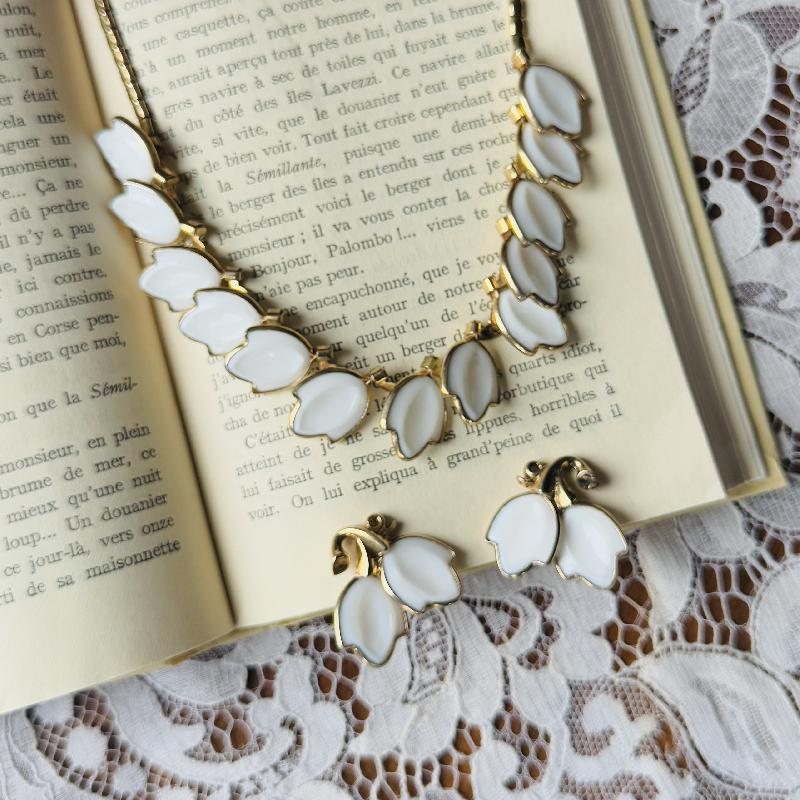 Rare! Crown Trifari 1951 Advert Piece Dogwood Milk Glass “Fashion Blossoms from the Garden of Jewels” series Necklace and Clip Earrings Set (MT2251)