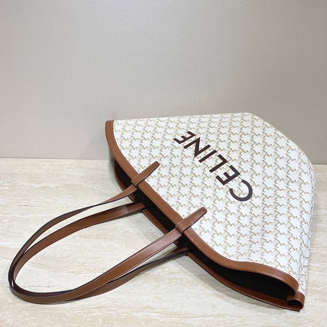 🔥大货实拍图 𝗖𝗘𝗟𝗜𝗡𝗘 ♥ 𝗧𝗥𝗜𝗢𝗠𝗣𝗛𝗘 𝗖𝗔𝗕𝗔𝗦 𝗖𝗢𝗨𝗙𝗙𝗜𝗡 新款米色老花，搭配棕小牛皮和棕色logo，扇形的设计整个包法式随性休闲风情中带一丝优雅💃型号：196262 尺寸：67*30*19cm