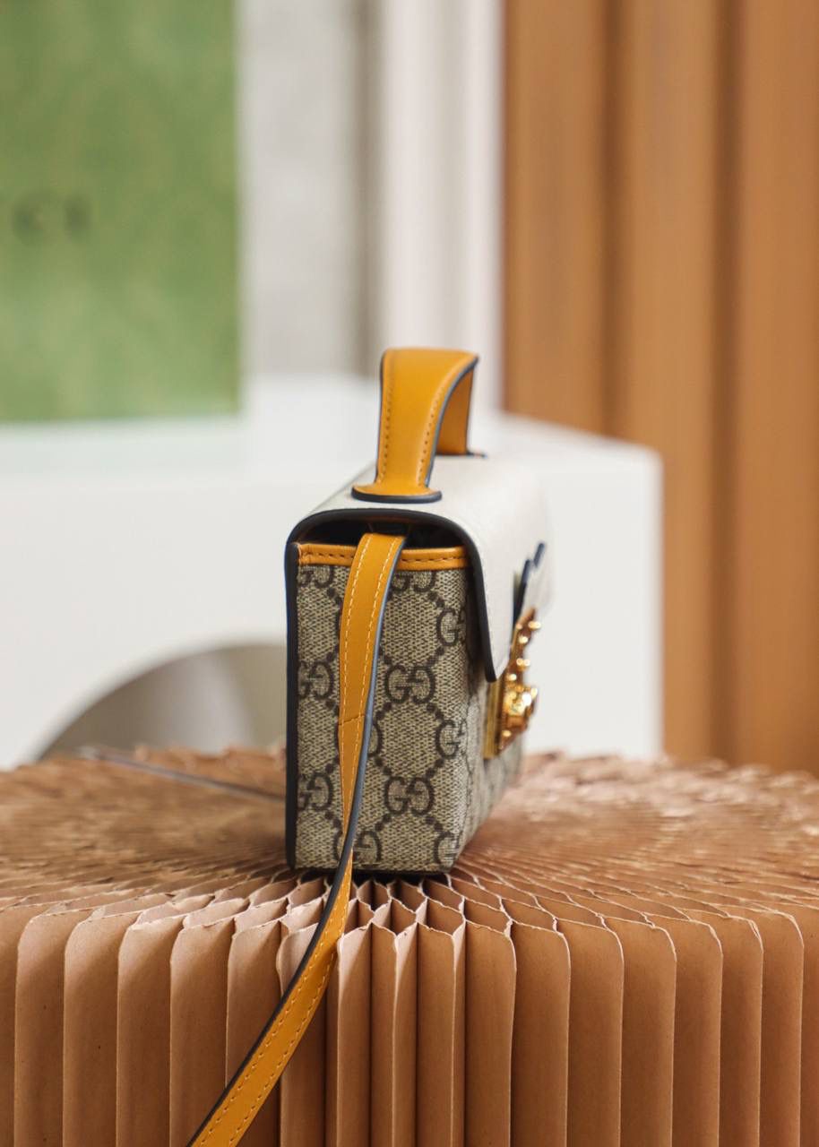 𝙥𝙖𝙙𝙡𝙤𝙘𝙠系列新成员 正品皮#652683# ✔尺寸：18*10*5cm 经典之王，𝙥𝙖𝙙𝙡𝙤𝙘𝙠新成员，经典标志性的小锁扣作为主打，保留了原样貌的设计，但；与以往的padlock设计不太一样，迷你的包身，增加了更多的可爱元素，包身非常轻巧，且不是定型的包身，看着更时髦的味道，可背，可手提，背带也可以拆卸，更加人性化的设计，这一届的设计师真的太懂女人啦！🔥🔥