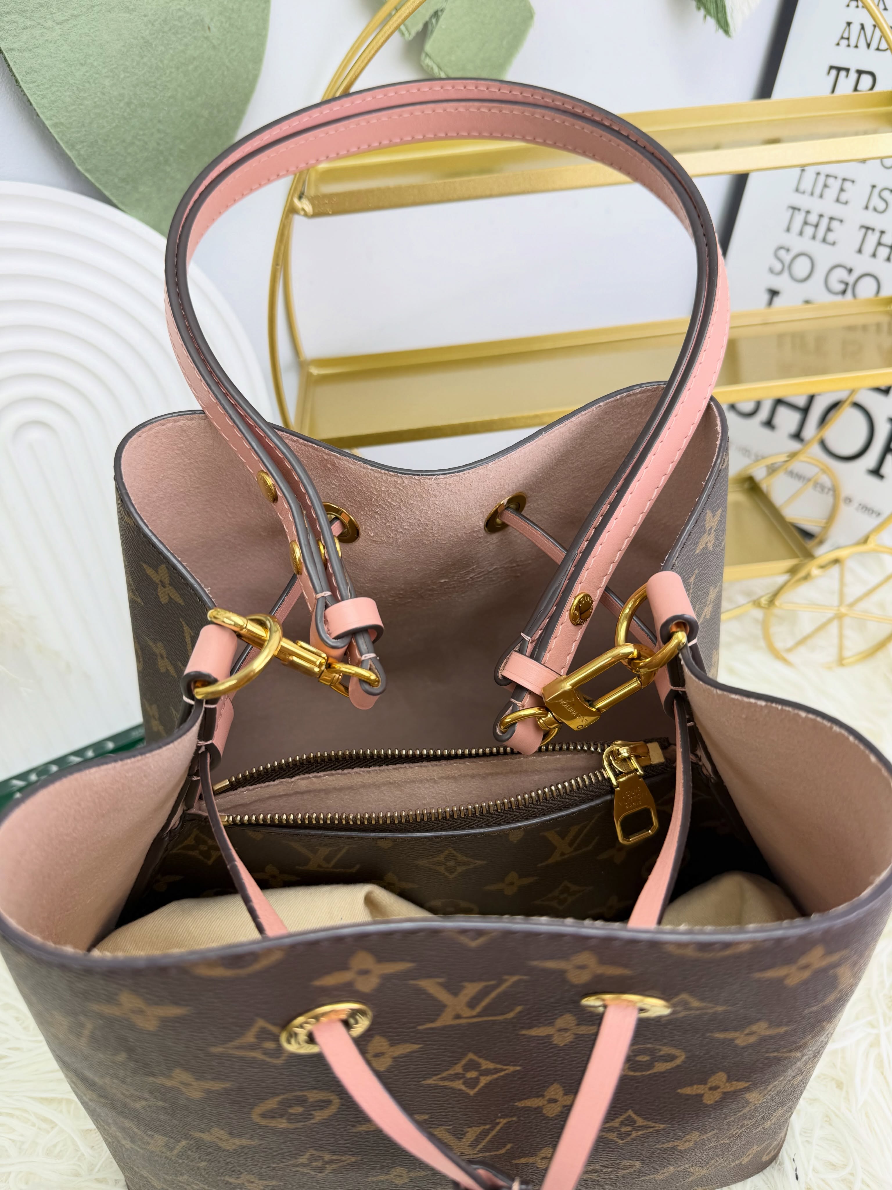 Lv👜 PRE OWNED 🛍️經典老花拼粉紅色 NeoNoe MM水桶包🤎