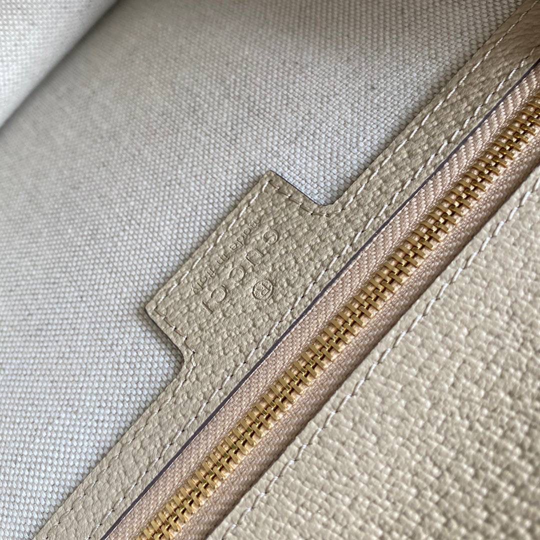 👜G651055:尺寸：25x17.5x7cm，新色采用古驰档案典藏元素和米开理先生独特美学的完美碰撞，清爽的燕麦色，宛如你夏日早间的一杯燕麦奶茶❤️今夏必备单品