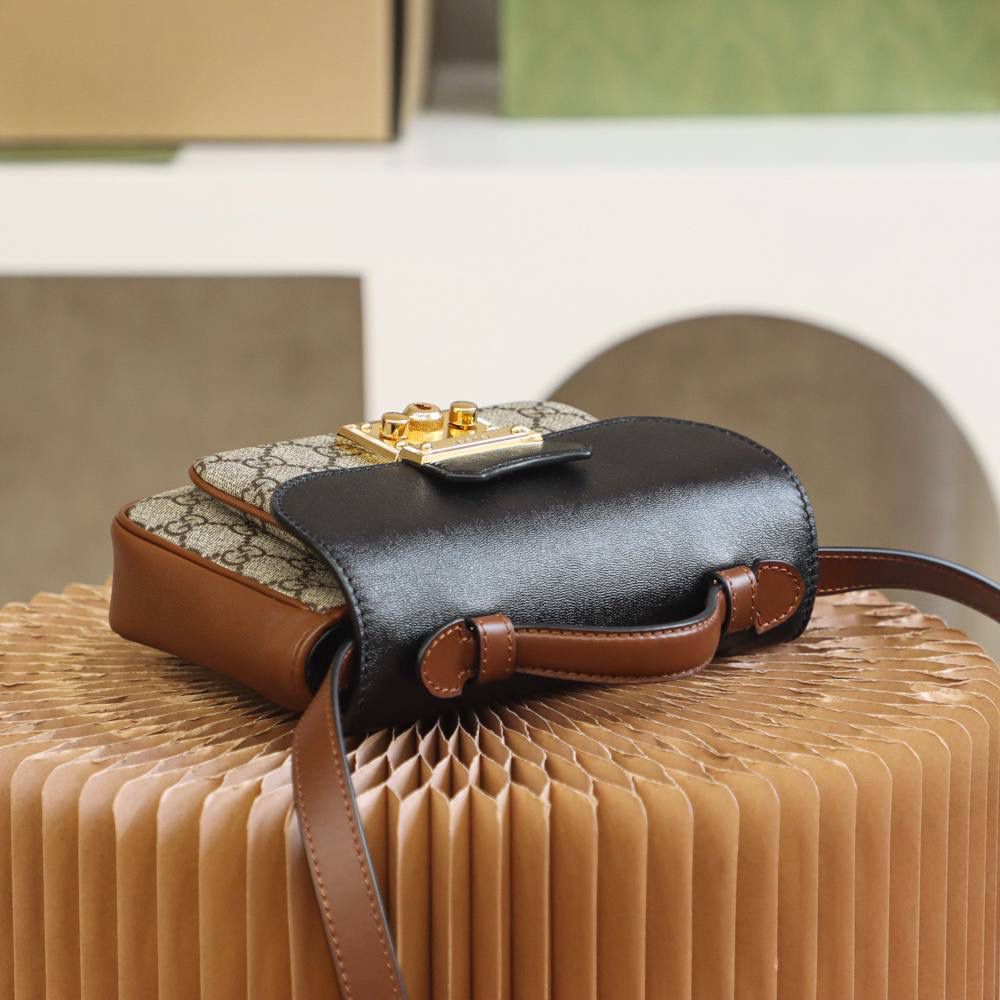 𝐩𝐚𝐝𝐥𝐨𝐜𝐤小锁扣邮差包#658487#正品皮 ✔️尺寸：21*14*5cm 𝐩𝐚𝐝𝐥𝐨𝐜𝐤新品锁头邮差包， 超赞的设计，拼色灵感源自典藏设计， 为邮差包造型再添惊艳之作， 经典的𝐩𝐚𝐝𝐥𝐨𝐜𝐤标志性小锁扣， 经典的配色，更让人韵味十足， 容量更加人性化的分层收纳， 让你日常使用更加便捷舒适！ 超级种草，又是一个大爆款的节奏！🔥🔥