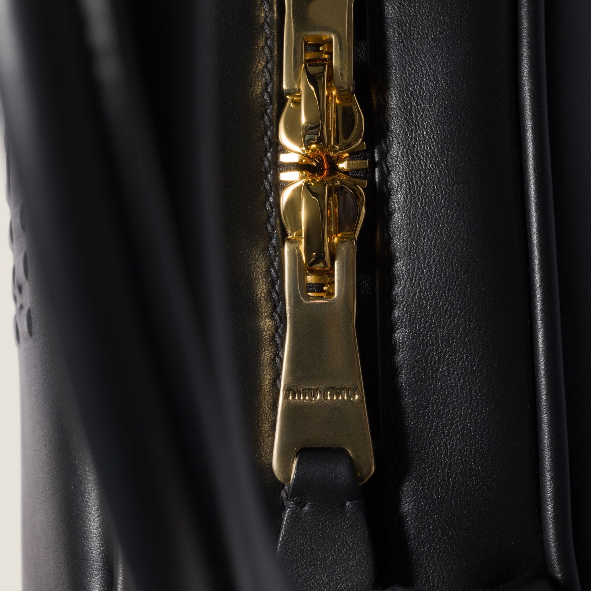 Miu Miu 女士 拉鍊手提包均碼碼30cm*13.5cm*13cm 