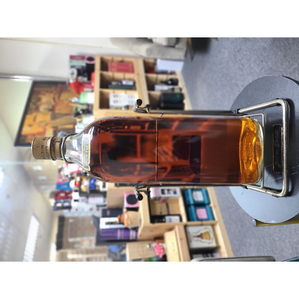 (罕有3.78公升60年代金頭黑牌連擺放架)Johnnie Walker black label old scotch whisky 3780ml  40%