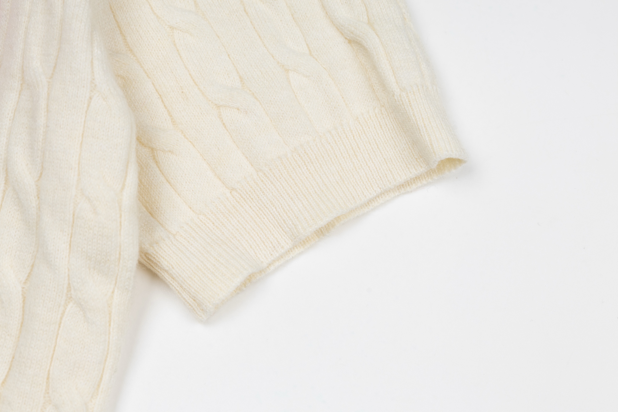 Mardi Mercredi Flower Embroidery Cable Short Sleeve Knit