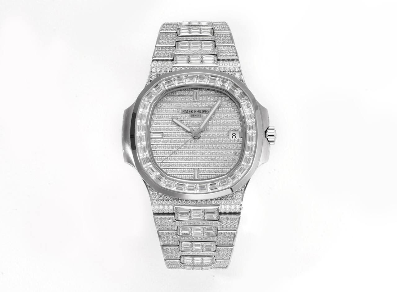 强势来袭！ 超级满天星方钻鹦鹉螺！ 1⃣️升级修正不锈钢表带，部分根据鹦鹉螺不锈钢表带拆解开发，完美贴合！ 2⃣️目前唯一使用圈口和表带方钻无爪镶石工艺，经历无数次的加工工艺，只为做到极致，终于大功告成！ 3⃣️全新订制修正版的Cal.324机芯，机芯摆轮位置与原装一致！深度洗花和刻字，机芯的还原度极高！ 4⃣️指针升级：秒针中心点升级为针轴秒针！ 鹦鹉螺满天星方钻王中王！欢迎您的品鉴！😎💯🌟