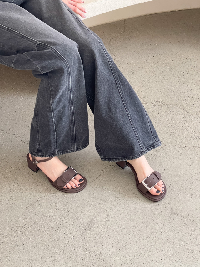 Vintage buckle heeled sandal