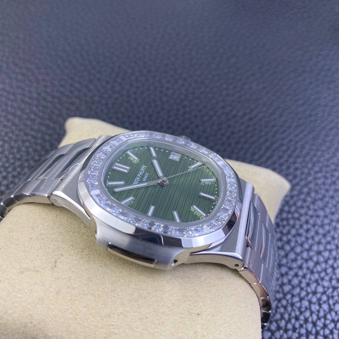 百达翡丽鹦鹉螺5711 橄榄绿盘镶T方钻 2021款🌟🌟 ✅ 核心配置：904钢表壳40×8.3mm，324SC机芯/45h动储/120m防水，时/分/秒/日期+夜光 ✅ 核心亮点：32颗梯形Wesselton T方钻（共3.6ct），贴合八角表环，珠宝级镶嵌 ✅ 核心质感：橄榄绿盘横向凸纹放射光，全表手工抛光，钢表带贴合舒适
