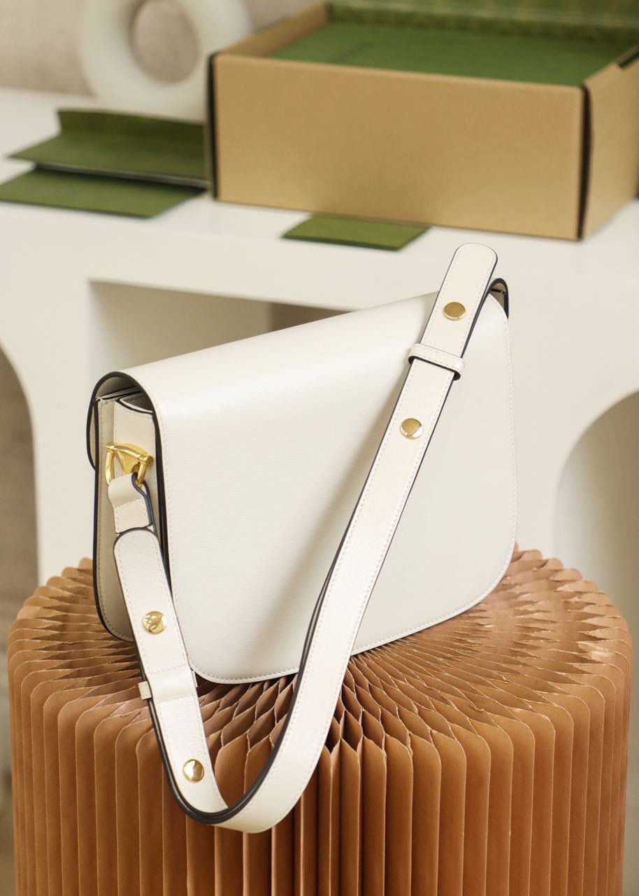 ▪️𝟭𝟵𝟱𝟱 𝐇𝐨𝐫𝐬𝐞𝐛𝐢𝐭马衔扣#602204# 正品皮▪️Y ☑️尺寸：25*18*8𝙘𝙢 𝙃𝙤𝙧𝙨𝙚𝙗𝙞𝙩 1955马鞍包全皮系列， 全皮的质感看起来更加上档次， 更加有时尚感，标志性的马衔扣五金， 搭配经典的复古线条与现代精神巧妙融合， 不仅看起来有复古的味道，却不失时尚的高级感， 采用皮革材质相映成趣， 搭配可调节的肩带，给予日常不同的背法！ 隔成设计，更加人性化使用！ 给人透出低调而大气的气质！🔥🔥