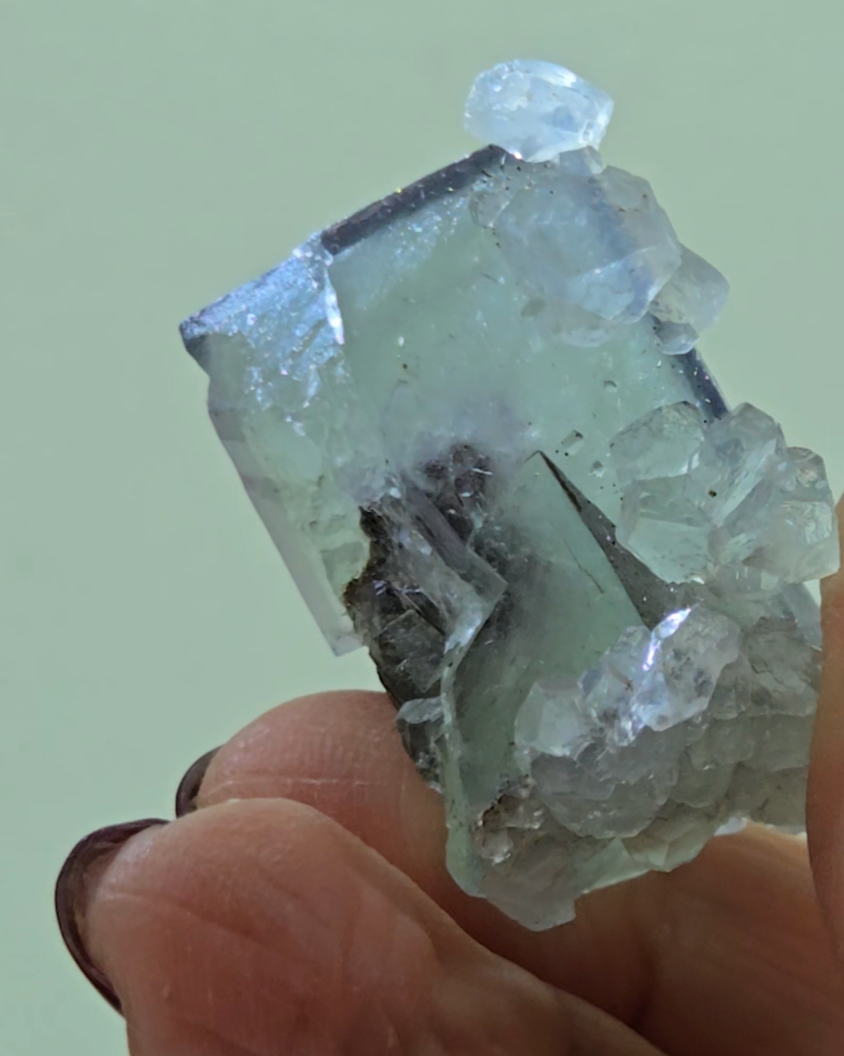 Enhydro cubic fluorite with moving bubble - FL229