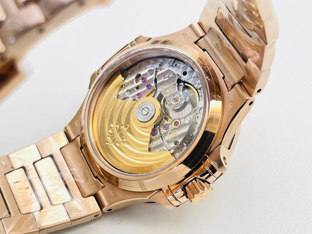 【2023墙裂推荐 强势来袭】 🔥百达翡丽Nautilus女式腕表推出全新珠宝款式腕表！ 🉐️赠送价值💰288旅行便捷定制手表表盒！ 1⃣️八角形表圈镶饰双排68颗长形锰铝榴石，呈现自干邑色(12时和6时位置)至香槟色(9时和3时位置)的双重渐变效果。表盘镶嵌尖顶形干邑色锰铝榴石时标。光影流转之间，这款珍稀杰作尽展现代韵致。 2⃣️表盘饰以Nautilus女式腕表特有的波纹图案，确保清晰易辨，体现百达翡丽对可读性的追求，即便是珠宝腕表也不例外。 3⃣️腕表定制9015改324SC自动上弦机械机芯 机芯视窗式日期显示。中心大秒针。 4⃣️表盘镀玫瑰金表盘，“波纹”图案，尖顶形干邑色锰铝榴石时标。 5⃣️表壳玫瑰金。蓝宝石水晶透盖。防水系数60米。 6⃣️直径(10时至4时位置):35.2毫米，同步正品！ 7⃣️表带玫瑰金新扣款式！ 匠心力作 欢迎各位表友品鉴！