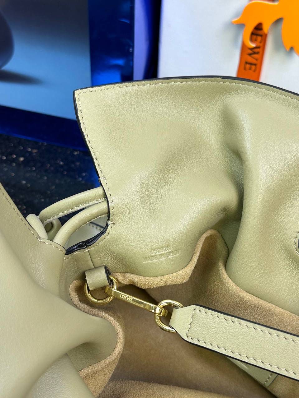 全新升级—中号𝙁𝙡𝙖𝙢𝙚𝙣𝙘𝙤出货啦✅ ❤️升级版福袋正面新增品牌烫金𝙇𝙤𝙜𝙤代替压印𝙇𝙤𝙜𝙤，肩带加宽同时增加两侧狗扣五金代替原本皮穿扣肩带，精致又便捷🥰 ❤️独家定制皮料五金，小牛皮皮质手感十分柔软且耐用，肩带🉑拆卸🉑调节，多种背法任你选择，容量超大，日常出行必备😍 ❤️独家品控，完全对版细节，全套礼盒🎁包装给你满满的仪式感🥰 中号尺寸：𝟑𝟎-𝟐𝟒.𝟓-𝟏𝟎.𝟓𝐜𝐦 款号：052028 黏土绿/新【配全套礼盒】