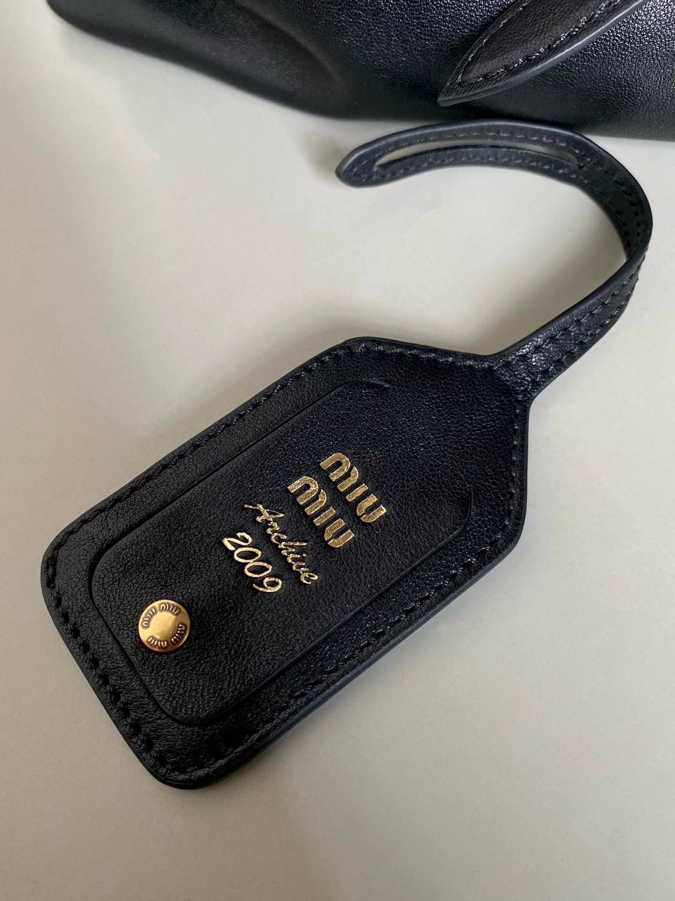 🈶黑色色 𝗠𝗶𝘂𝗠𝗶𝘂 手提包·横版 这只Aventure我要夸爆它！ 绝对是公文包中的颜值天花板 这款有多难买不用多说，绝对的断货王 酷酷的慵懒感洋气且时髦 还有一丢vintage感，超有调 上班通勤，日常出街都超出片 22.5×44×14.5cm #F0023m