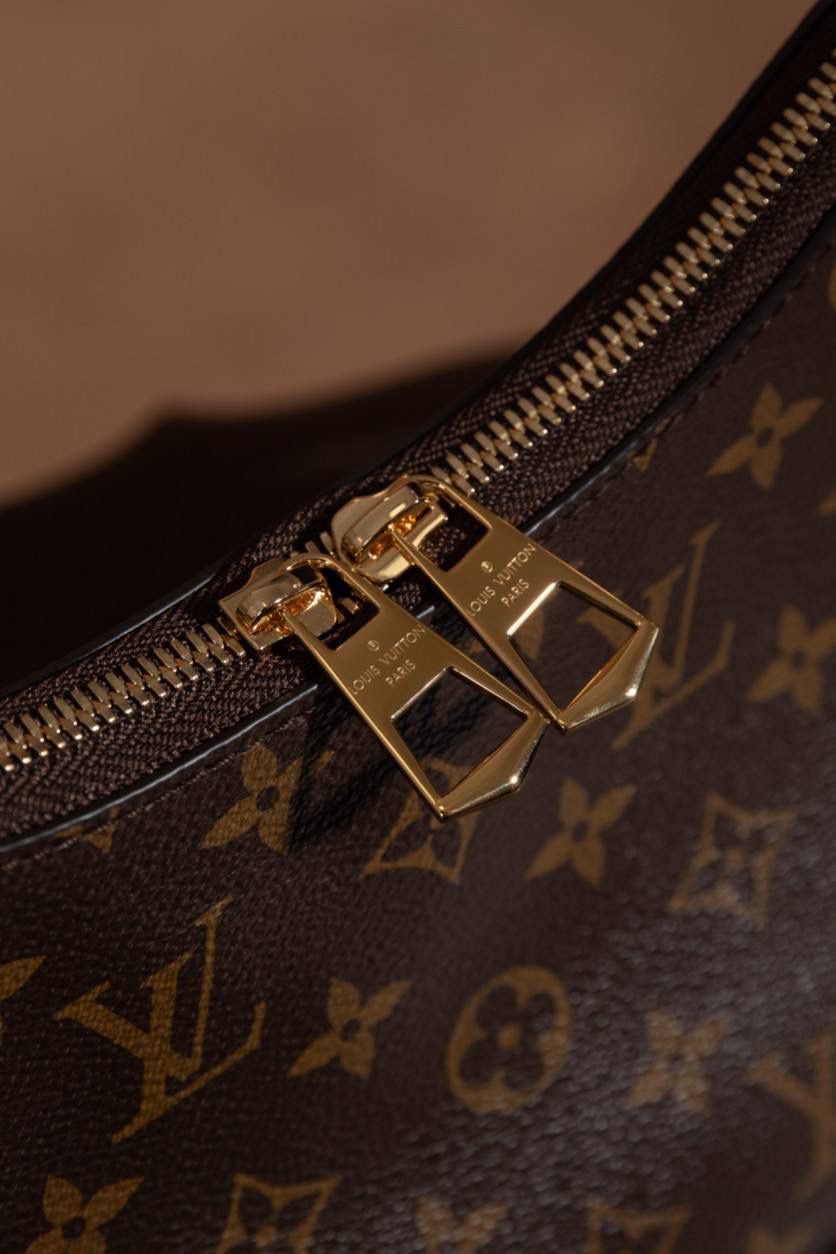 LV黄牛角😍 这款真的很火，一出就知道是爆款🔥 牛角包造型，小巧又可爱，但真的很能装，日常出门完全够用。 复古老花＋时髦设计，颜值超高，随便背都好看‼️ Size：29 × 16 × 9.5 cm 好看＋实用兼顾，真的属于那种买了不后悔的款💖