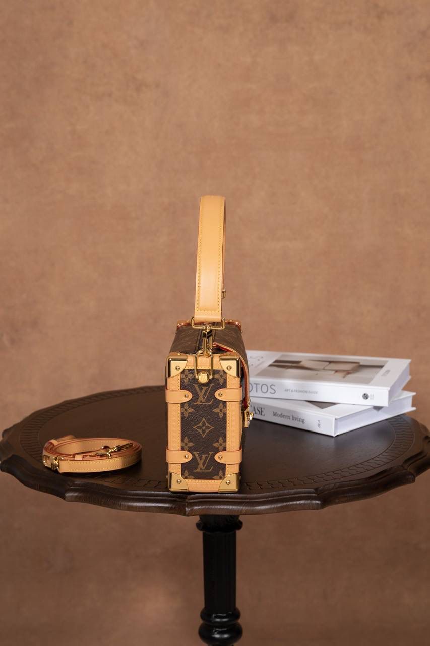 LV SIDE TRUNK🎀 用的是 A+ 级全钢五金，结实又耐用，拿在手上很有分量感，看起来就很 luxe。再配上 进口高弹面料，摸起来舒服，还有一点点光泽感，整体很时尚💖 包装是 全套包装，感觉真的很有档次，送人或自己用都很可以～ 中号：尺寸 21 × 14 × 6cm 小号：尺寸 18 x 12.5 x 8cm 大小刚刚好，小巧但很实用，出门背超方便💯👍 不管是材质、设计还是包装，都看得出很用心，走的是 质感路线。 这款包就是那种：低调但很有品味，越看越喜欢的类型～👜✨