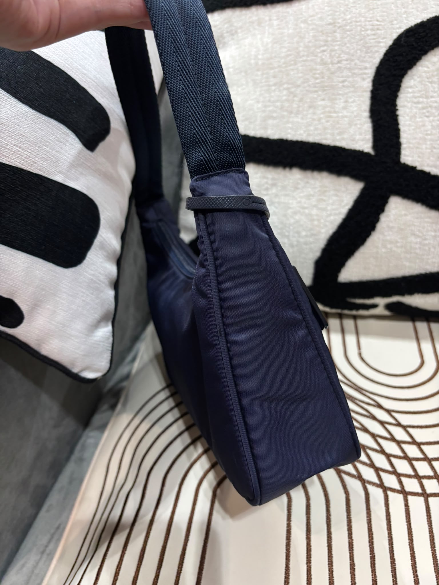 Prada re-edition 2000 re-Nylon Hobo Bag Navy 100%Authentic, 95%New