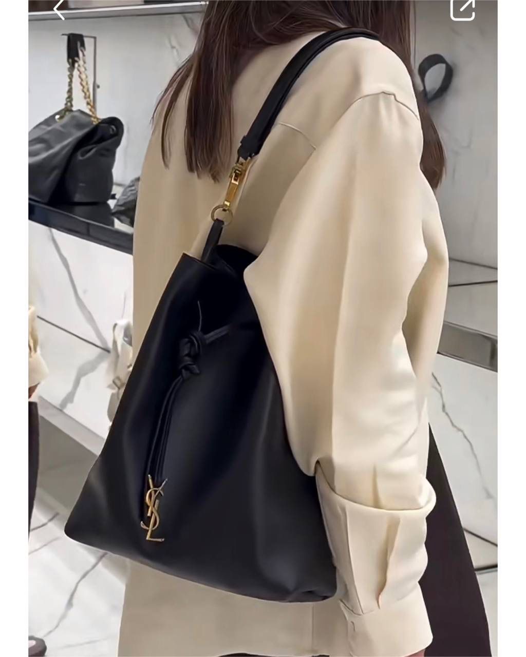 ys1 paris vii羊皮抽绳水桶包🕋 我好爱小羊皮的手感啊 摸着像婴儿皮肤一样柔软 居然被一只包包治愈了 这两年ys1的tote可以说是一骑绝尘 颜值上真心秒杀其他牌纸的托特包 这只水桶包既保留了他家飒爽姐姐风的调调 软软的包身又综合了一部分"杀气"，哈哈哈 两种背法，可腋下，可斜挎～ 容量方面就更不用担心了 托特该有的功能它都有 特别是又大又轻这一点！ 这可不是什么托特都能做到的😌 30×24×12cm804302m