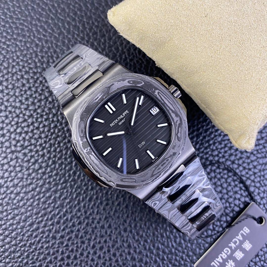 【PATEK PHILIPPE 鹦鹉螺5711 DiW 】碳纤维的美学呈现，DiW赋予鹦鹉螺5711 腕表别样的风格。DiW作为知名的腕表改装品牌，以高端的碳纤维赋予腕表全新的视觉与触觉体验，进而吸引了众多爱好者的关注。鹦鹉螺5711腕表是DiW近期的代表作，这款腕表开创了复合材料进化的新纪元，因为它在美学上结合了高端碳纤维的轻盈感和陶瓷的的光滑度。该腕表表壳采用高端碳纤维制成，并融入了不锈钢元素，黑色的整体色调与不规则纹理造型，尽显别致观感。表盘搭配时标与指针，呈现出典雅与奢侈的质感。腕表后盖采用不锈钢材料进行黑色涂层制作，视觉观感非常统一。腕表搭配的表带特别震撼，也是碳纤维与不锈钢材料组合制成，碳纤维的纹理如云似烟，让人爱不释手。百达翡丽鹦鹉螺5711经DiW重新改造制作，个性前卫，时尚炫酷，非常适合追逐个性和潮流的年轻人们！
