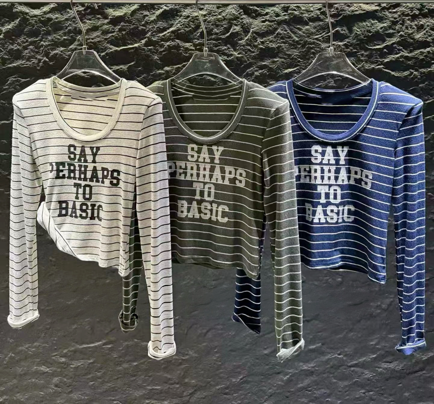 A01 薄身橫間英文字Tee